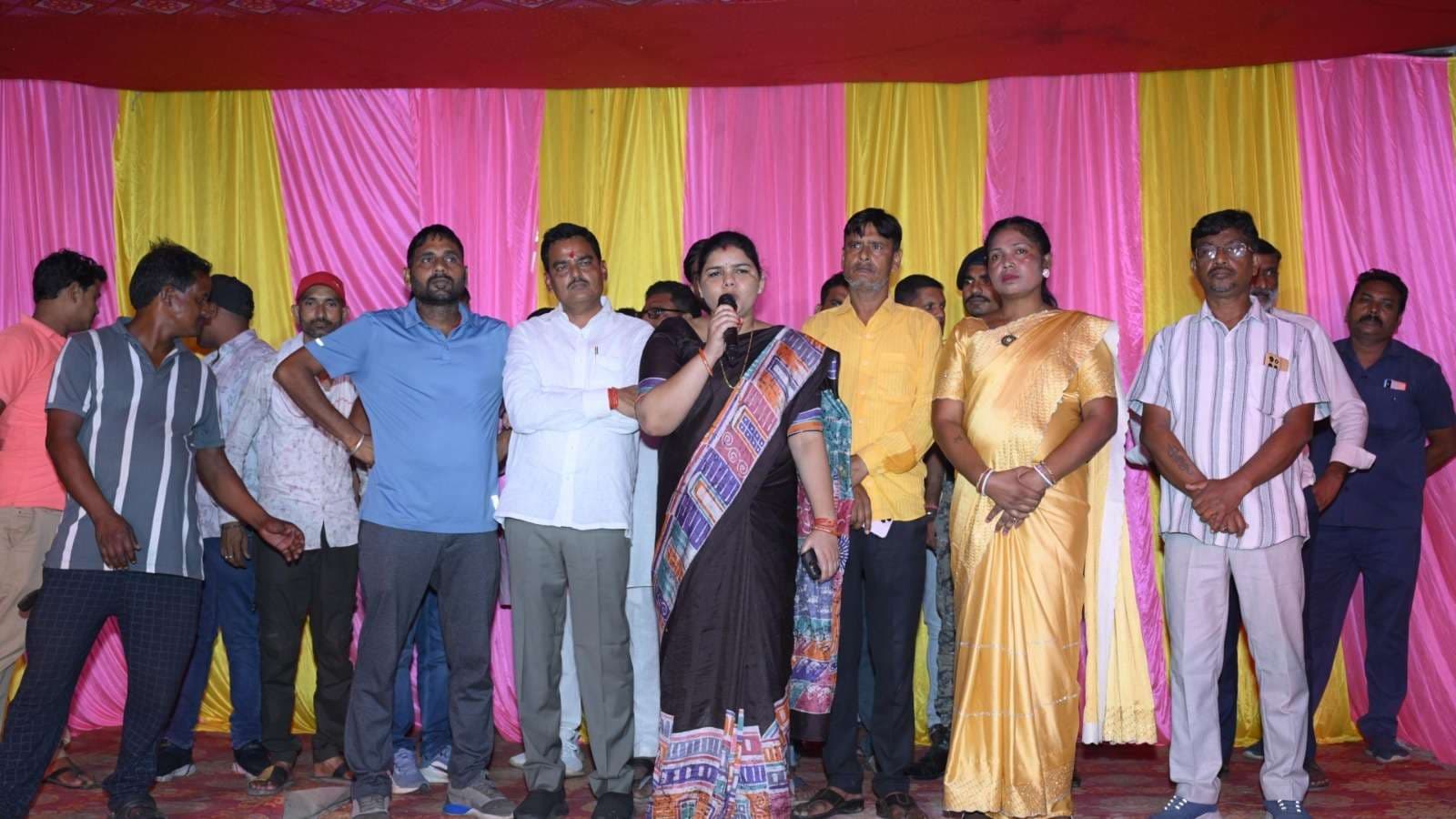 पारंपरिक तरीके से मनायी गयी संथाली एकादशी दुर्गा पूजा