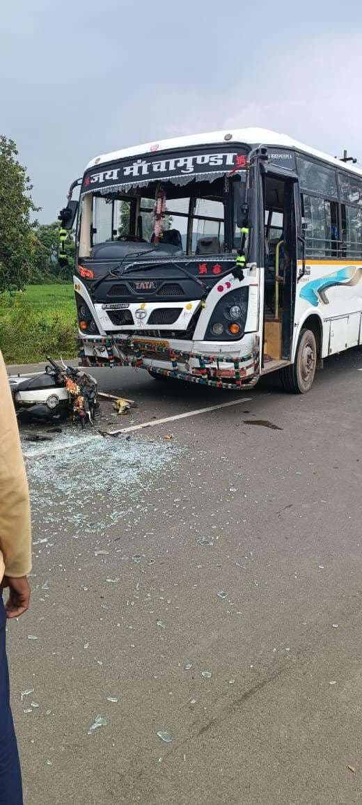 बस की टक्कर से बाइक सवार जख्मी, रेफर