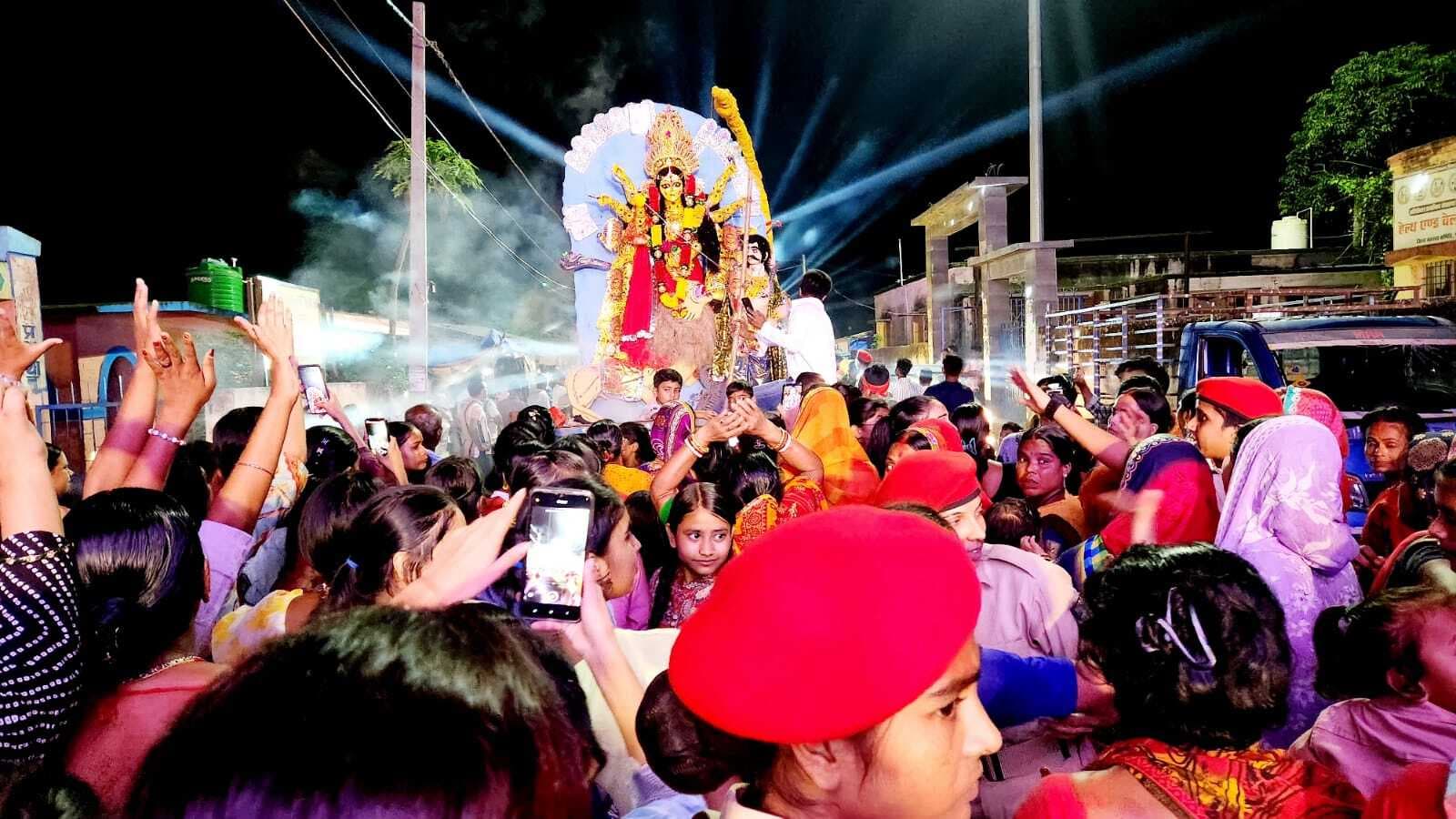 नम आंखों से भक्तों ने दी मां दुर्गा के प्रतिमा को दी विदाई