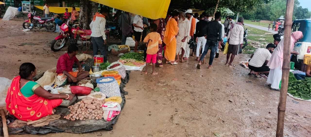 बारिश ने फुटपाथ दुकानदारों की उम्मीदों पर फेरा पानी