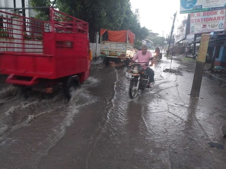 मूसलाधार बारिश से एनएच 327-ए में जलजमाव, आवागमन प्रभावित