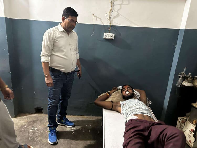 एनएच 80 पर बाइक-पिकअप टक्कर, दो युवक गंभीर रूप से घायल