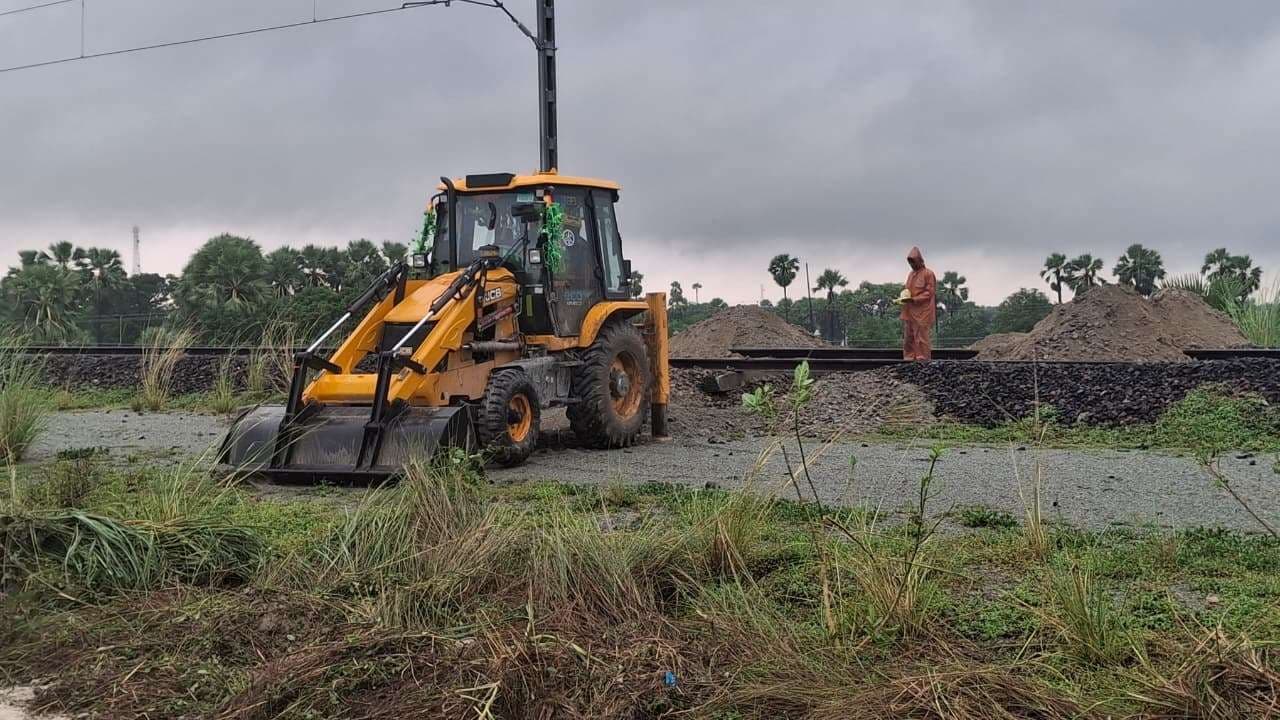 saran news. मांझी रेलवे स्टेशन व हाॅल्ट के बीच तीन स्थानों पर पटरी के नीचे की मिट्टी धंसी, आवागमन ठप
