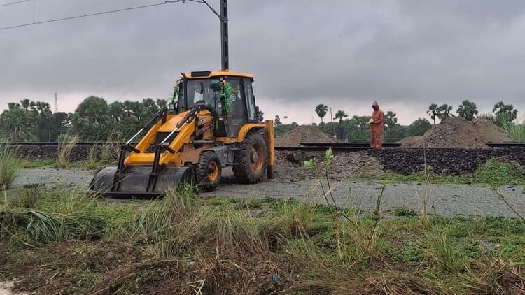 saran news. मांझी रेलवे स्टेशन व हाॅल्ट के बीच तीन स्थानों पर पटरी के नीचे की मिट्टी धंसी, आवागमन ठप