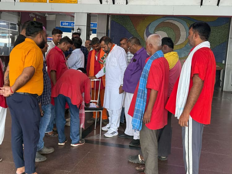Jamshedpur news. टाटानगर स्टेशन में कांग्रेस ने चलाया वोट चोरी रोकने का अभियान