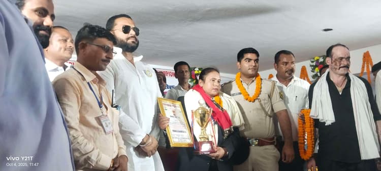 पावर लिफ्टिंग में गोल्ड मेडल जीतने वाली पूनम मिश्रा हुईं सम्मानित