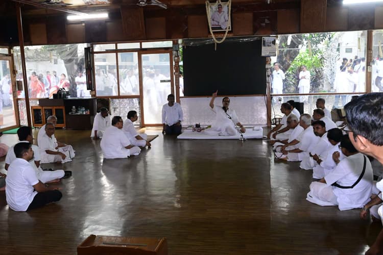 सत्संग आश्रम में श्रीश्री ठाकुर के जन्मोत्सव का शुभारंभ, गुरु भाइयों ने की सामूहिक प्रार्थना