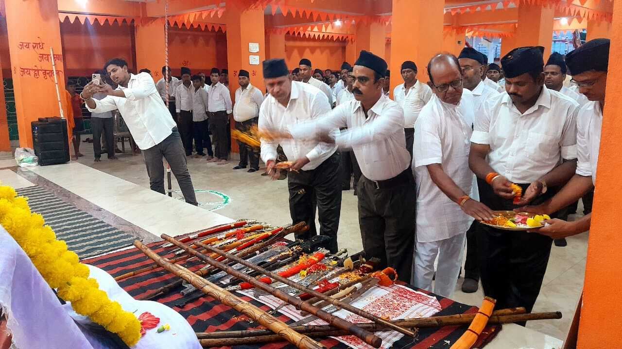 शताब्दी वर्ष पर किया गया शस्त्र पूजन