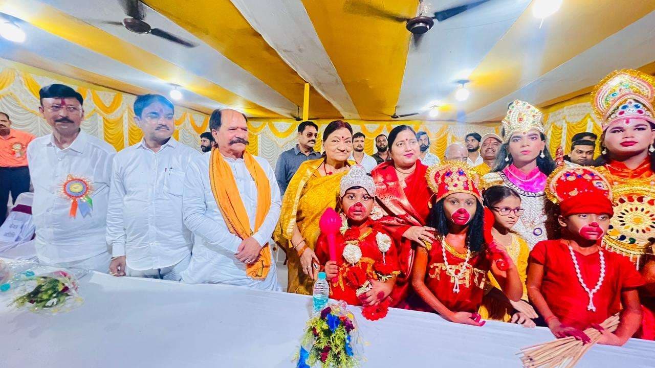 Dhanbad News : तीर लगते ही धू-धूकर जला असत्य का प्रतीक रावण का पुतला