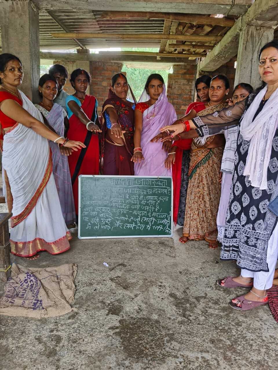 सीडीपीओ ने मतदान के लिए महिलाओं को किया जागरूक