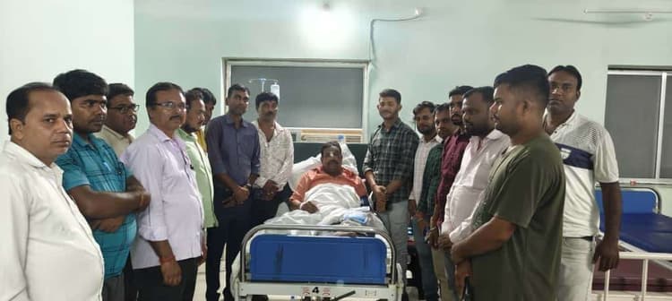 Jamshedpur news. कुदादा के पास सड़क दुर्घटना में सामाजिक कार्यकर्ता सनत मंडल हुए घायल, अस्पताल में भर्ती