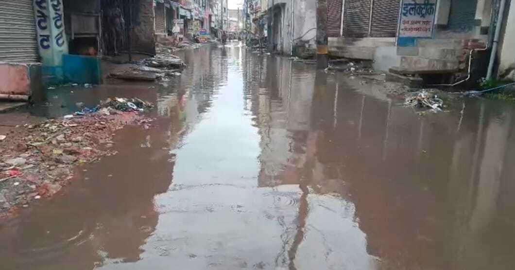 Madhubani News : पिछले तीन-चार दिनों से हो रही बारिश व पुरवा हवा से मौसम हुआ कूल कूल