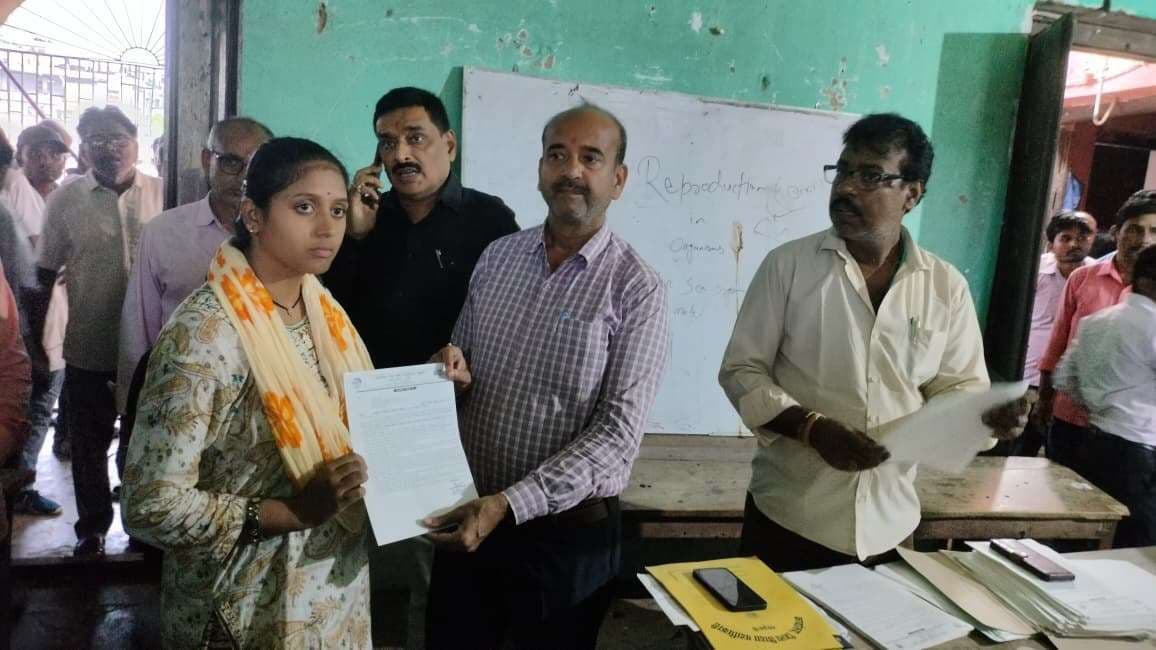 Madhubani News : निष्ठा से समाज व शिक्षा के क्षेत्र में दें योगदान : डीइओ