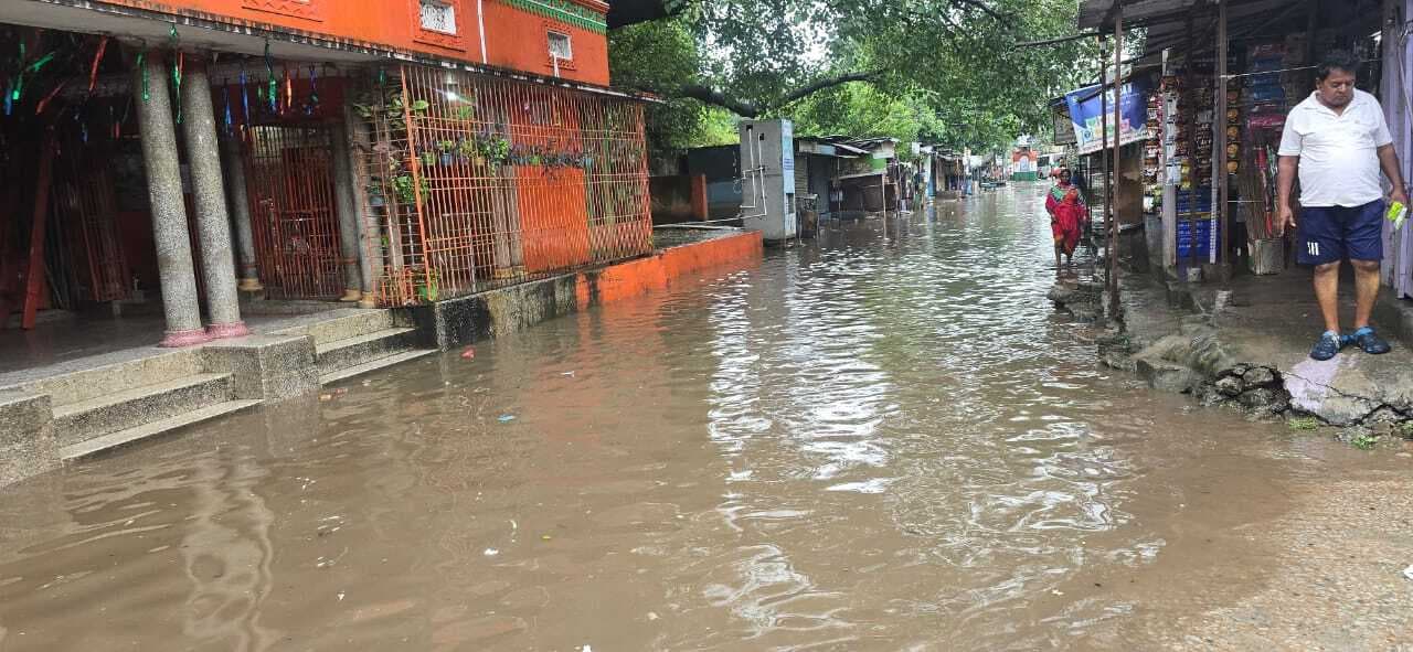 Sasaram News : मूसलाधार बारिश से झील में तब्दील हुईं सड़कें