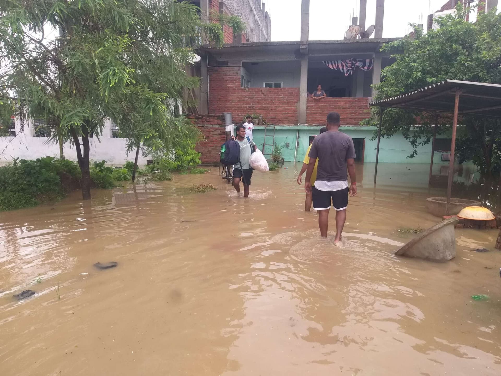 Sasaram News : काव नदी उफनायी, जमुहार पंचायत के कई गांव जलमग्न