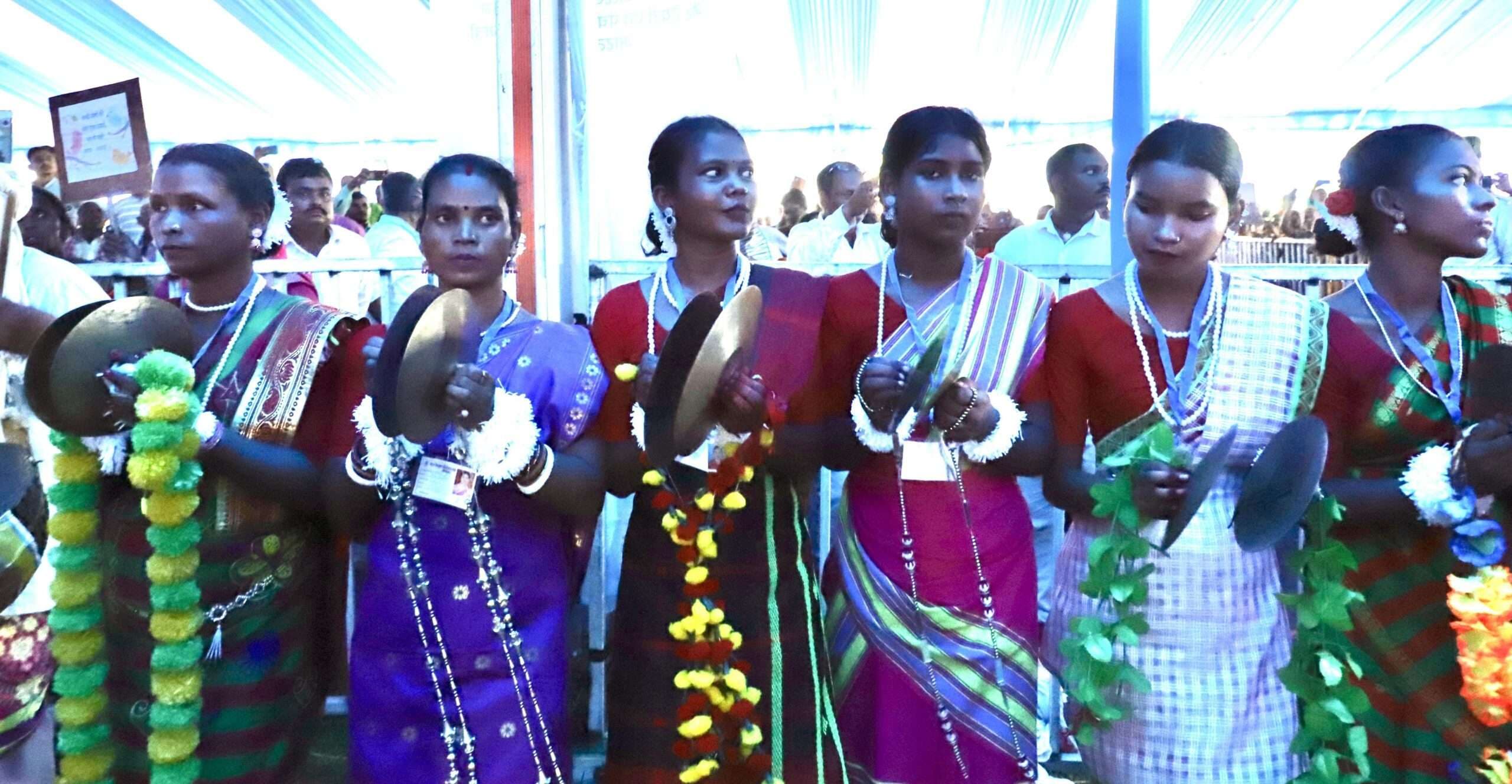 बारिश के बावजूद सभा स्थल में जुटे रहे एनडीए के हजारों समर्थक