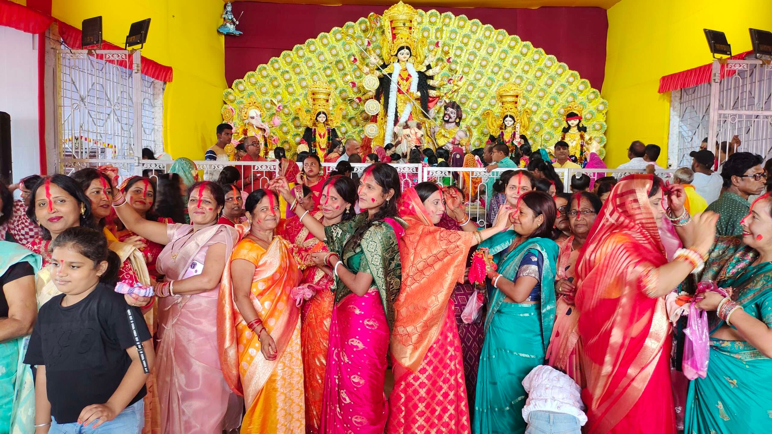 Giridih News :गाजे-बाजे के साथ श्रद्धालुओं ने दी मां दुर्गा को विदाई