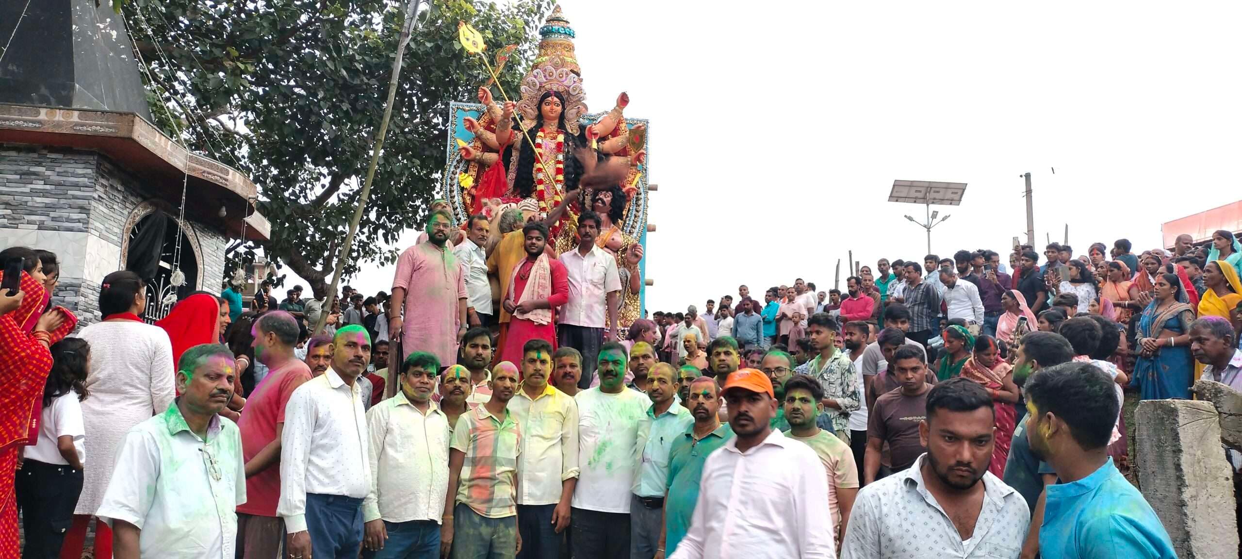 Giridih News :जयकारों के साथ मां दुर्गा को दी गयी विदाई