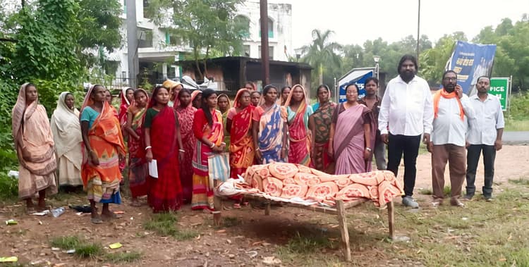 East Singhbhum News : शव के साथ अनुमंडल कार्यालय के बाहर धरना, मुआवजा का आश्वासन