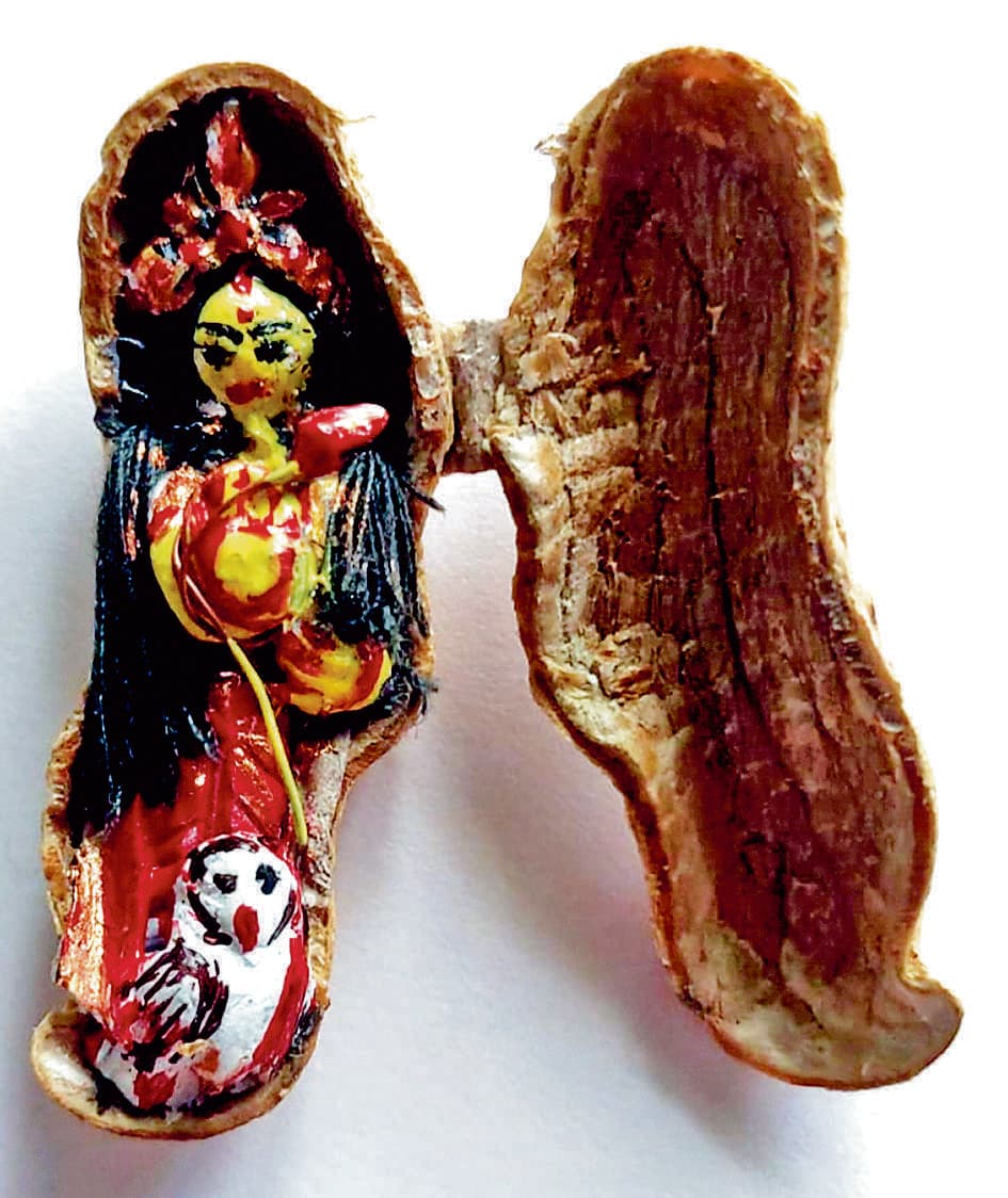 मूंगफली के छिलके पर मां लक्ष्मी की चार सेमी की प्रतिमा