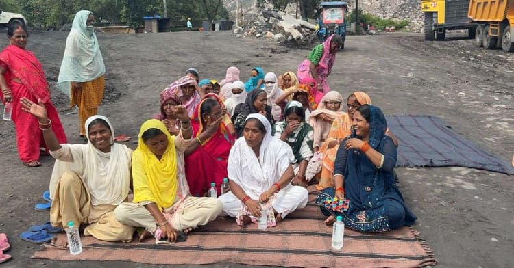 Dhanbad News : ट्रांसपोर्टिंग रोक छाताबाद के ग्रामीण धरना पर बैठे