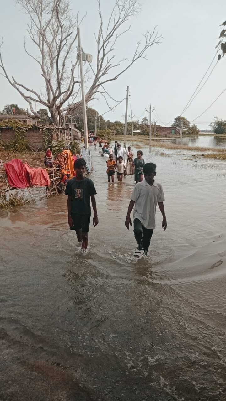 कई गांव के घरों में भरा बाढ़ का पानी