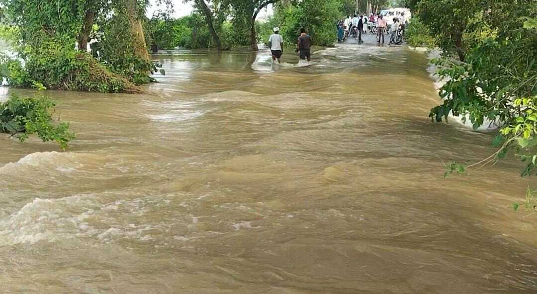 बाढ़ के पानी से सैकड़ों एकड़ धान की फसल डूबी, कई सड़कों पर आवागमन बाधित