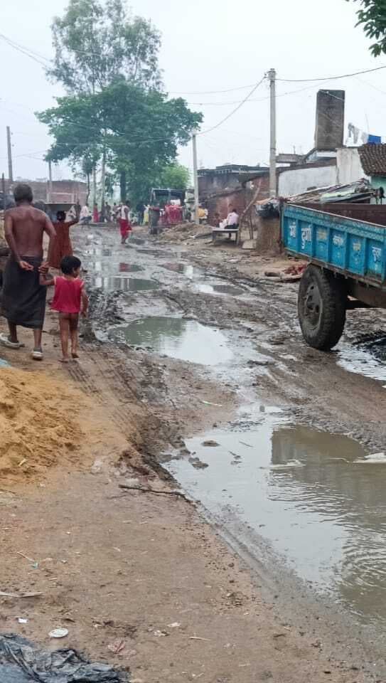 भारी बारिश से गड्ढों में तब्दील गोलउडीह-डीहरा सड़क पर हुआ जलजमाव, परेशानी