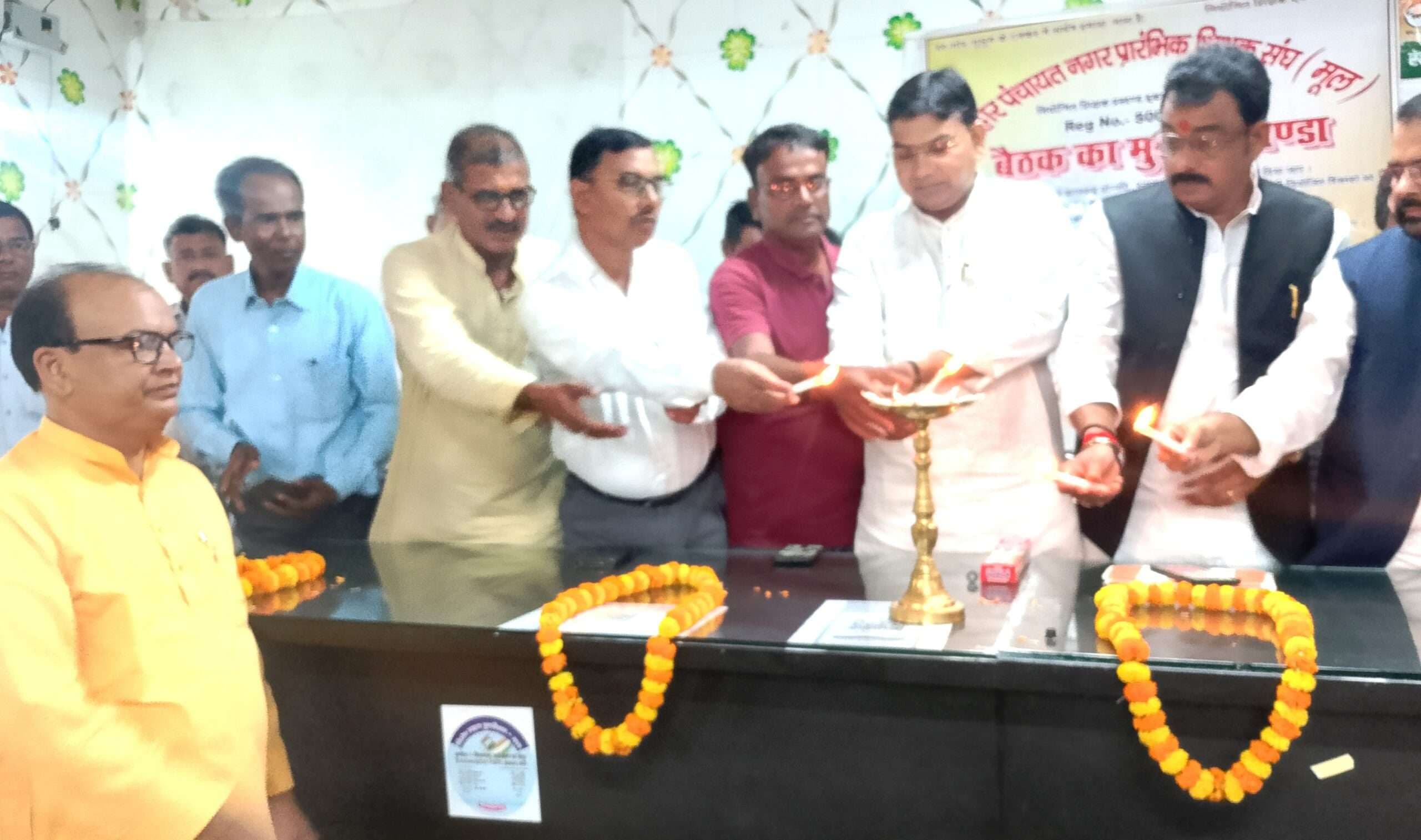 नियोजित शिक्षकों को स्नातक ग्रेड में प्रोन्नति देने की मांग