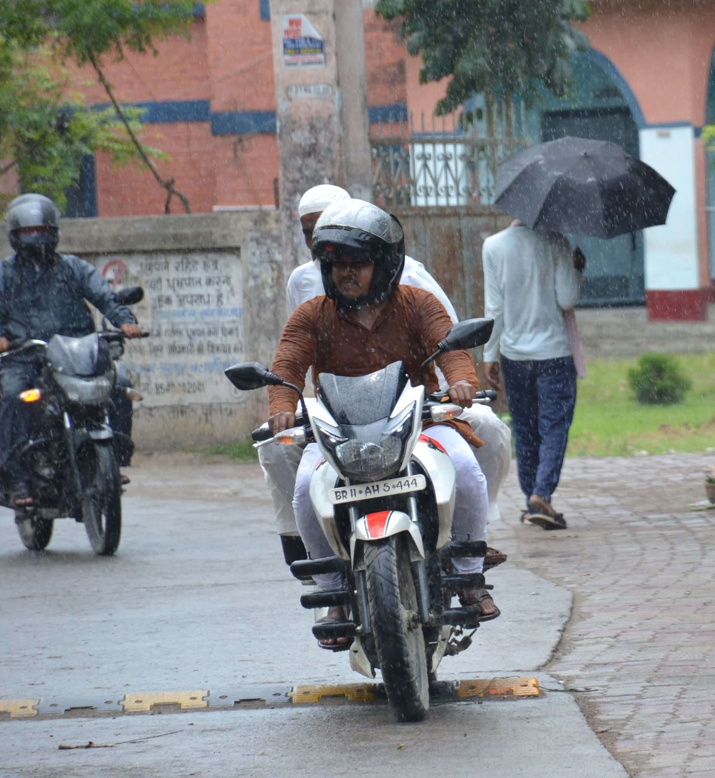 पूर्णिया में रात को जमकर बरसे बादल, मौसम हुआ सुहाना