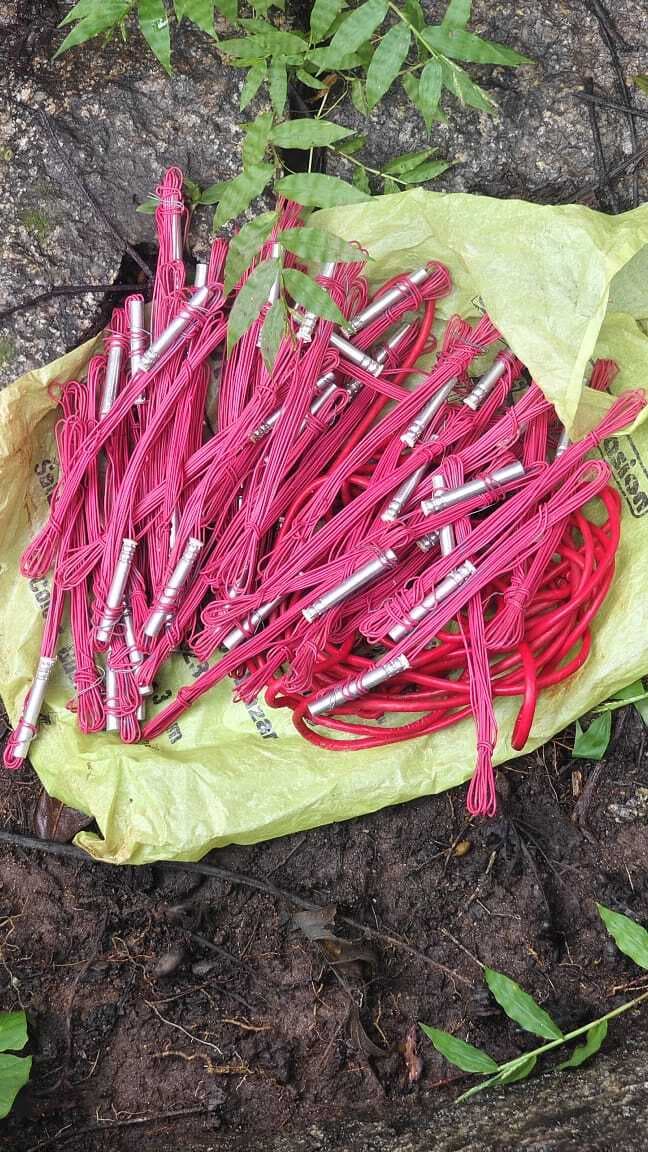 नक्सल प्रभावित लडुइया पहाड़ से 47 डेटोनेटर व केबल बरामद