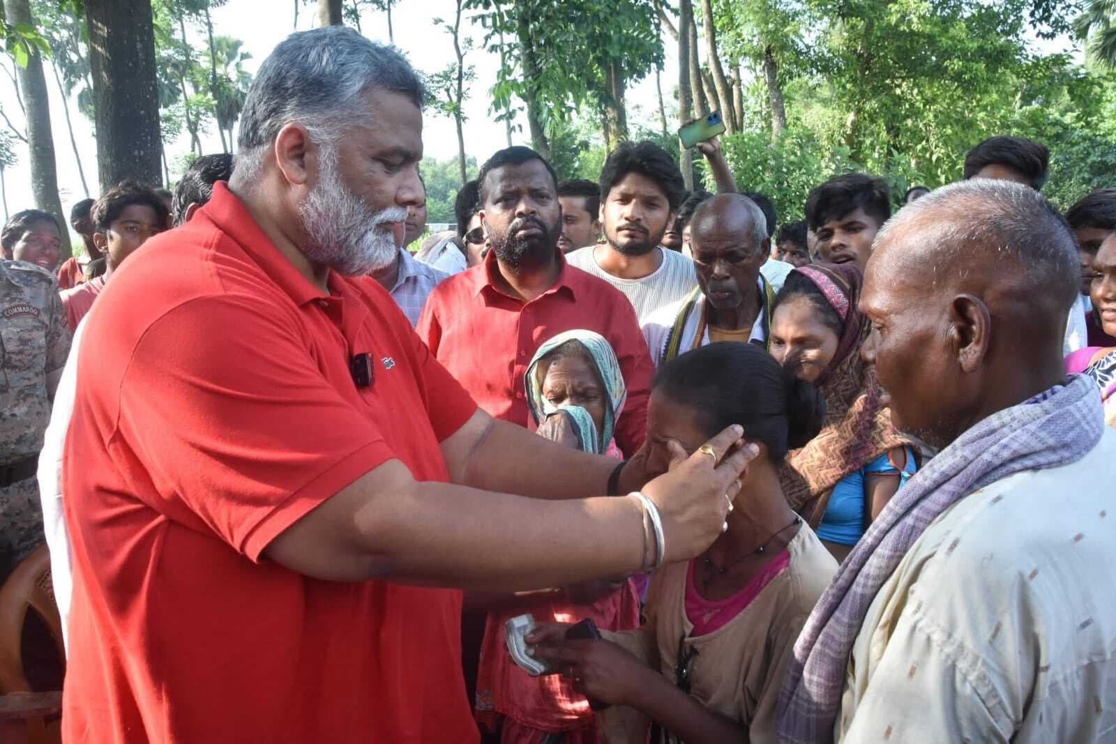 सांसद ने पीड़ित परिवारों से की मुलाकात, की आर्थिक मदद