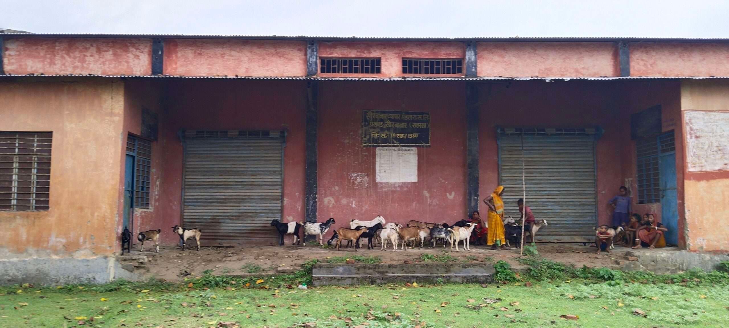 कला भवन और व्यापार मंडल कार्यालय गोदाम बना नशेड़ियों का अड्डा