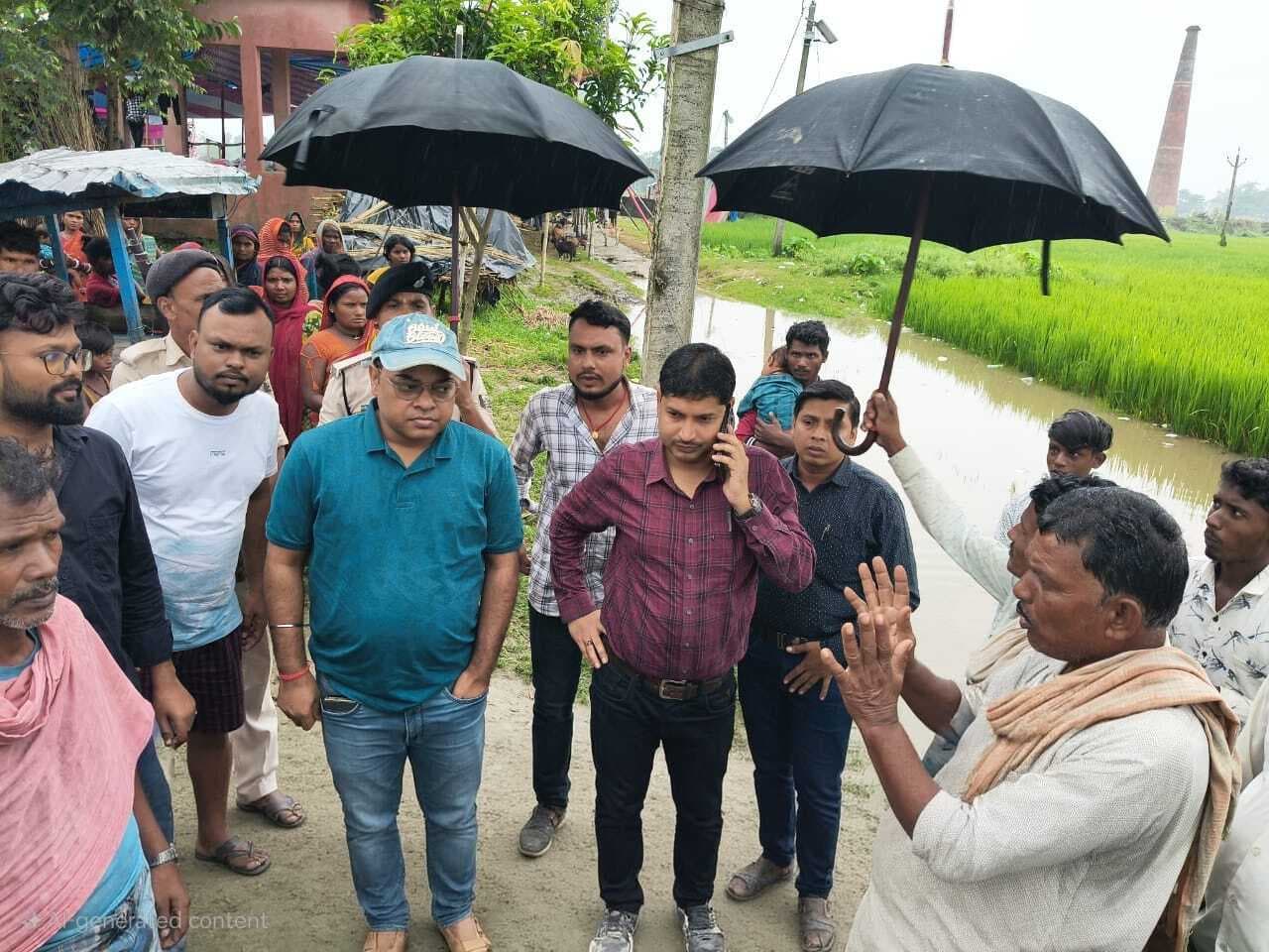 सिंहेश्वर के पिपराही में आंधी से गिरे 12 झोपड़ी, प्रशासन ने किया निरीक्षण