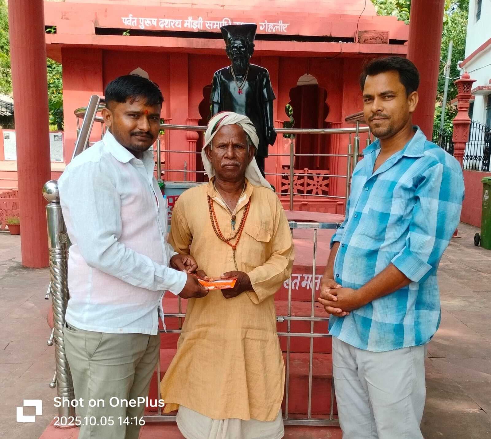 संस्थान ने भागीरथ मांझी के परिवारों की सहायता की