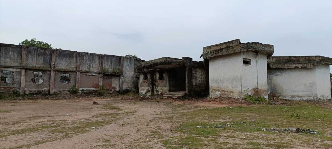 बंद पड़े विद्यालय भवनों में कराया जा रहा निर्माण कार्य