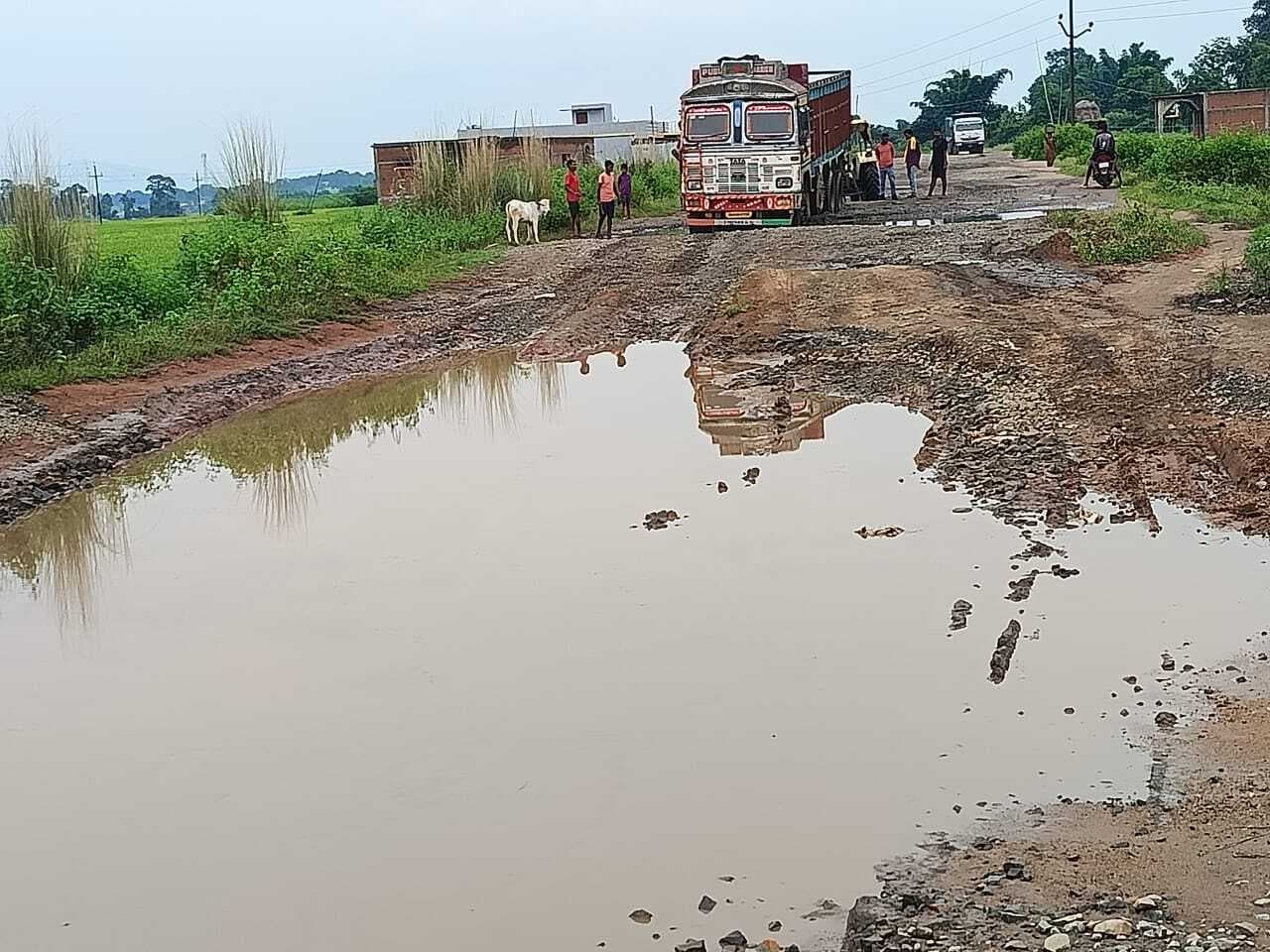 मैक्लुस्कीगंज-पतरातू टू लेन सड़क वाहन चालकों के लिए बना परेशानी का सबब