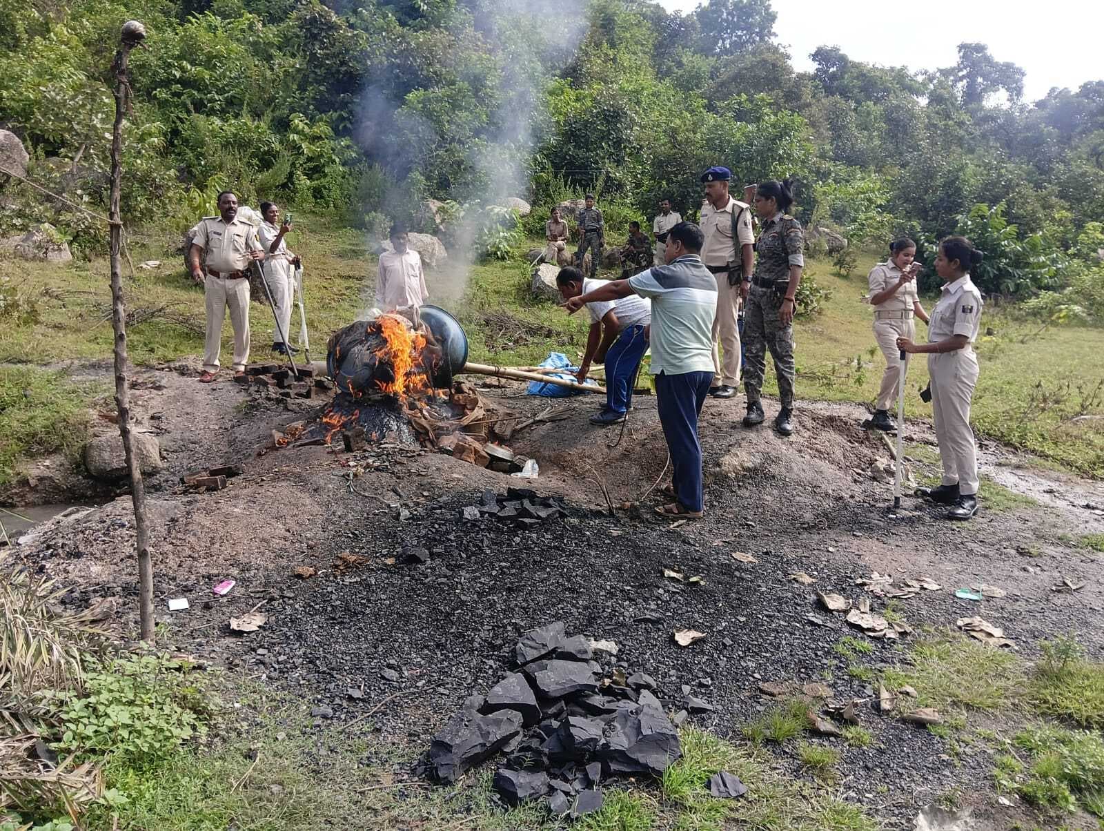 रोशनगंज में चार भट्ठी ध्वस्त, 135 लीटर शराब जब्त