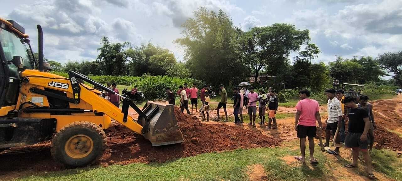 मधुपुर में ग्रामीणों ने चंदा इकट्ठा कर सड़क निर्माण कार्य का उठाया बीड़ा