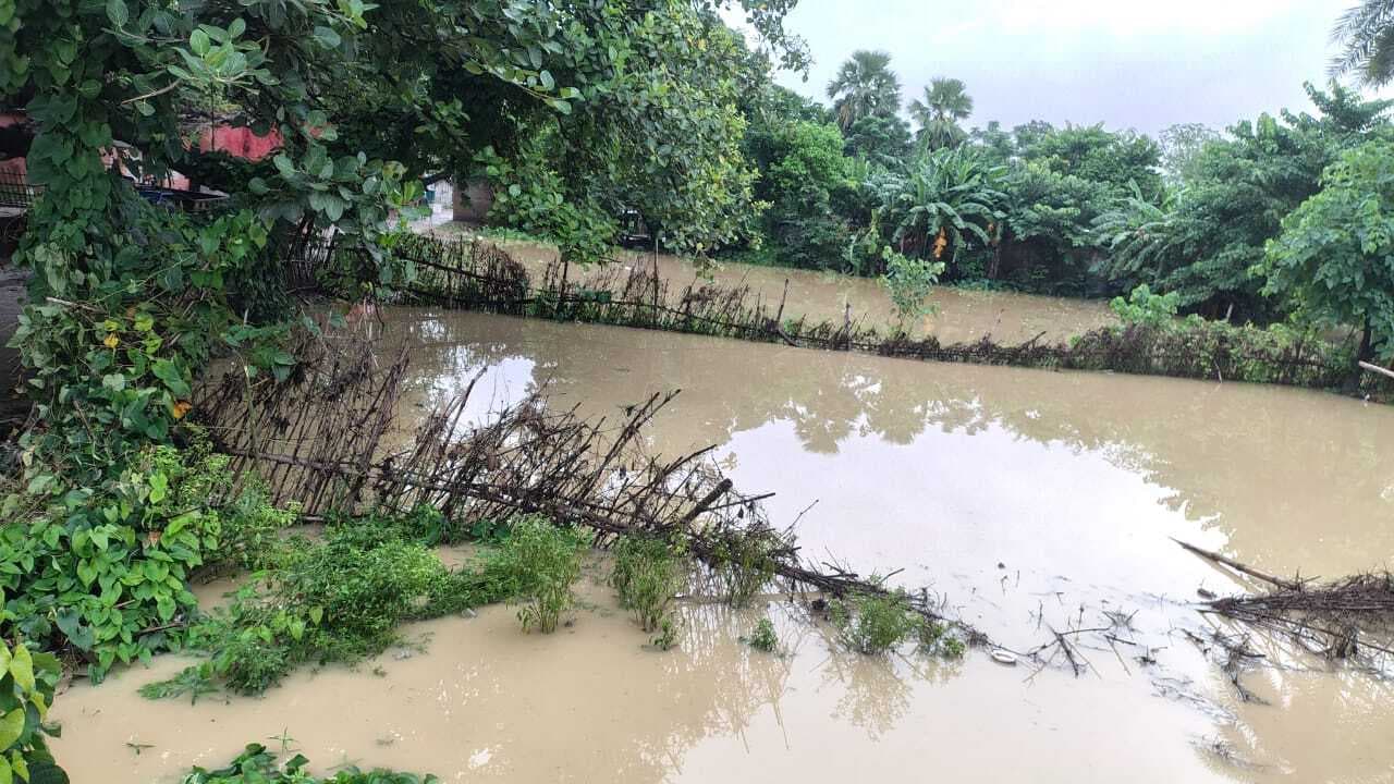 Madhubani News : भकुआ, कसमा गांव में घुसा कमला नदी का पानी