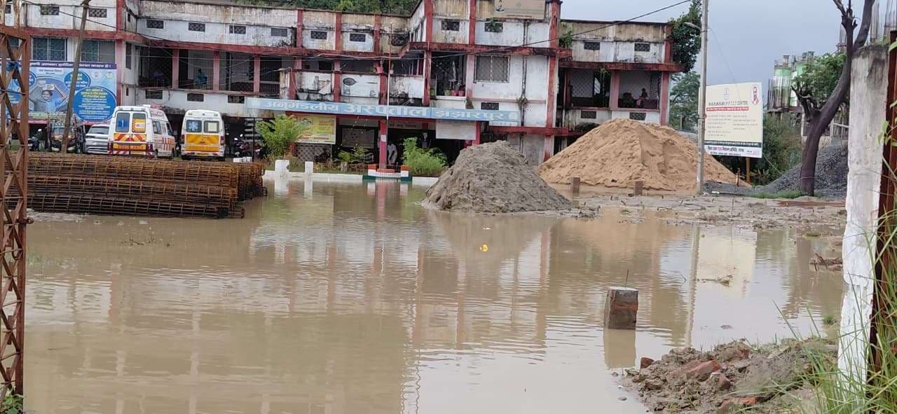 Madhubani News : झमाझम बारिश से अनुमंडल अस्पताल के प्रसव कक्ष और वार्ड में घुसा पानी