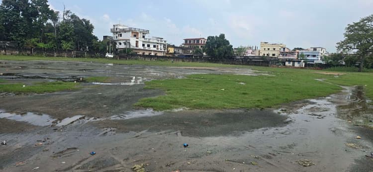 Chaibasa News : पोड़ाहाट स्टेडियम बना नशेड़ियों का अड्डा, शौचालय और चेंजिंग रूम की व्यवस्था नहीं