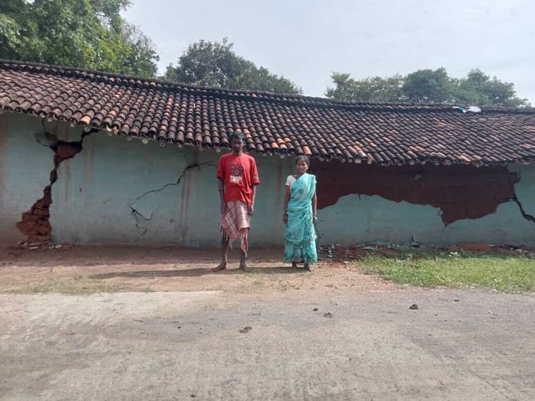 Giridih News :बारिश से घर धंसा, परिवार बेघर