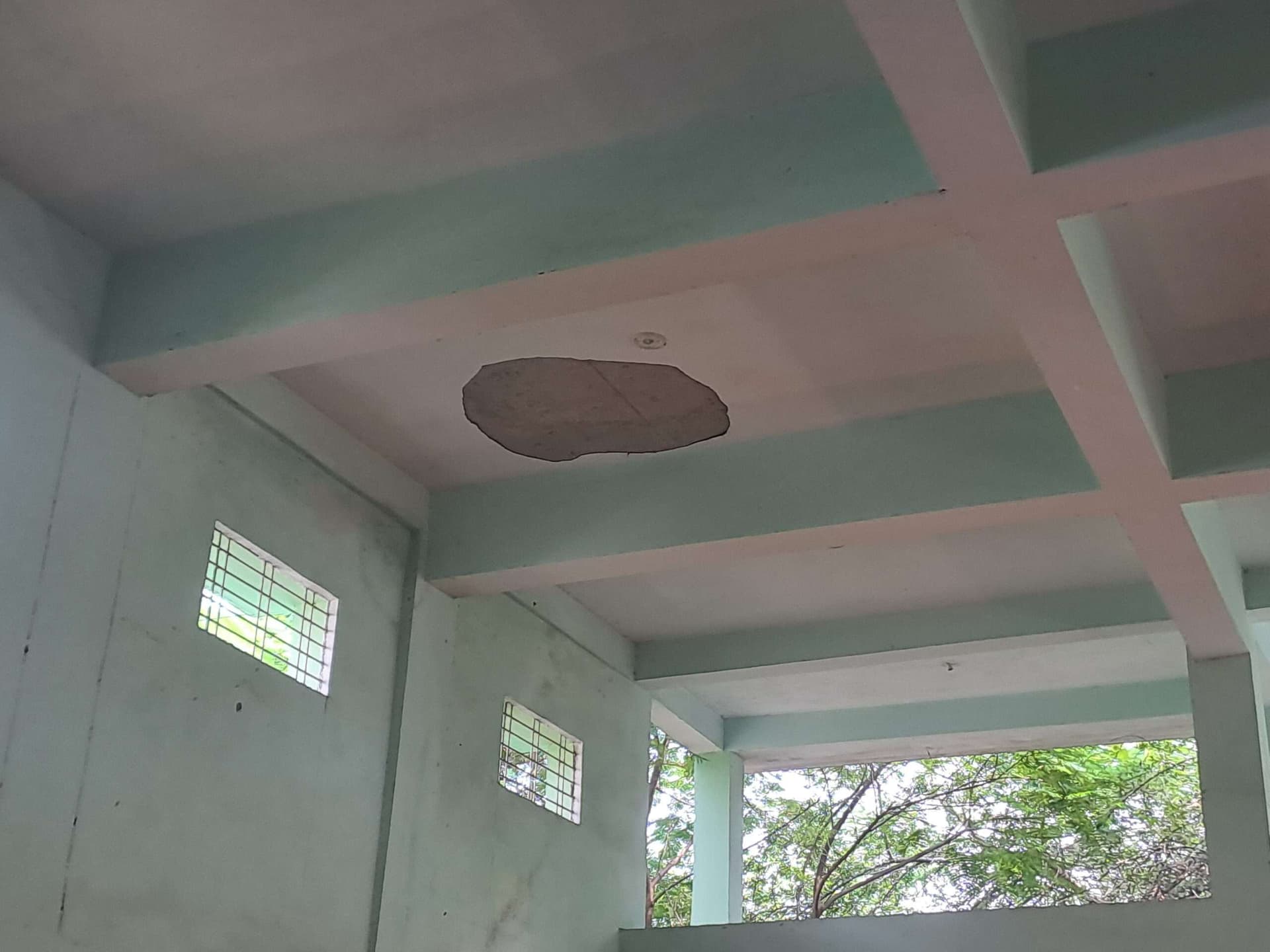 मरम्मत के अभाव में ढहने लगा डायट सभागार का प्लास्टर