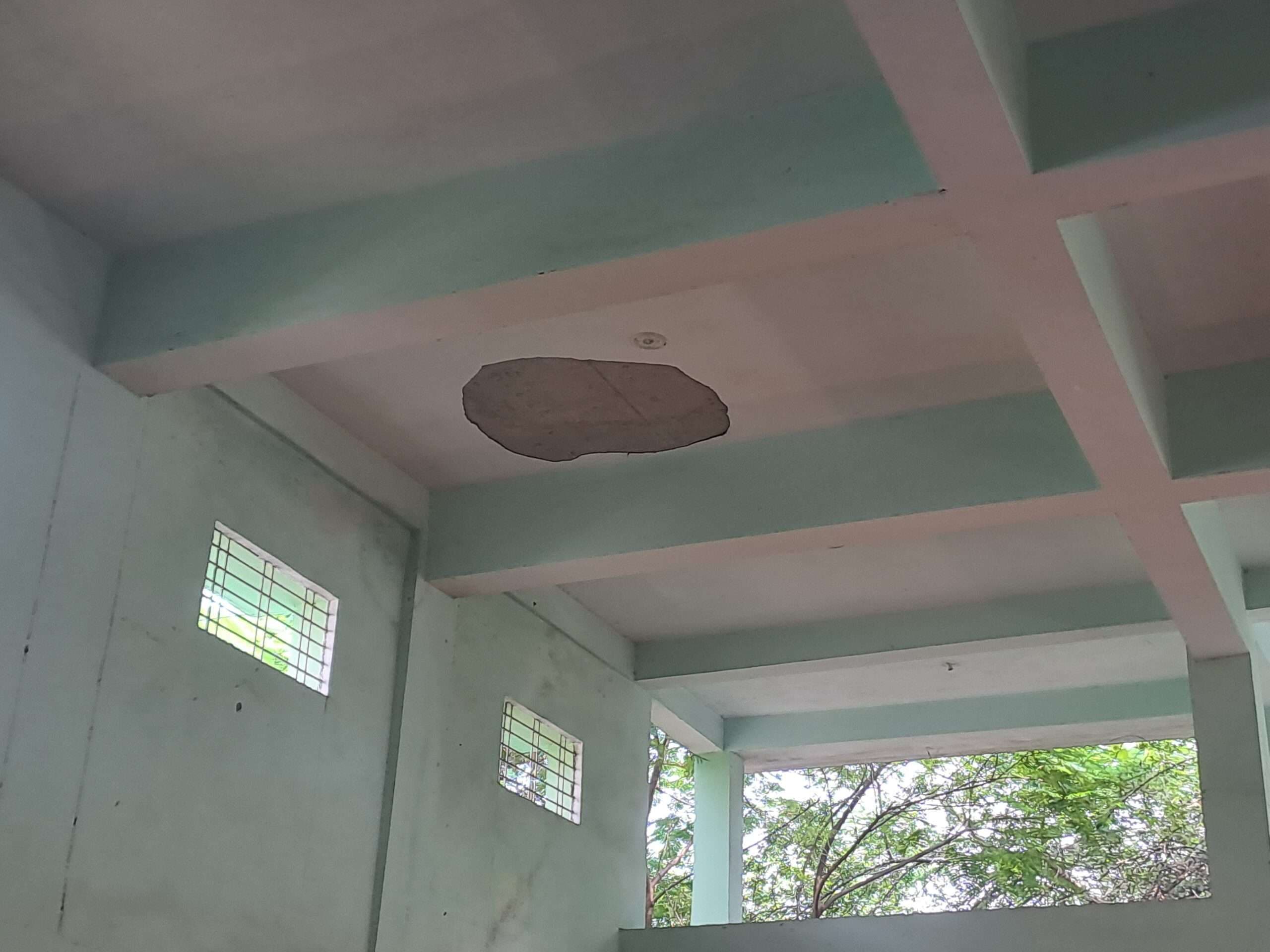 मरम्मत के अभाव में ढहने लगा डायट सभागार का प्लास्टर