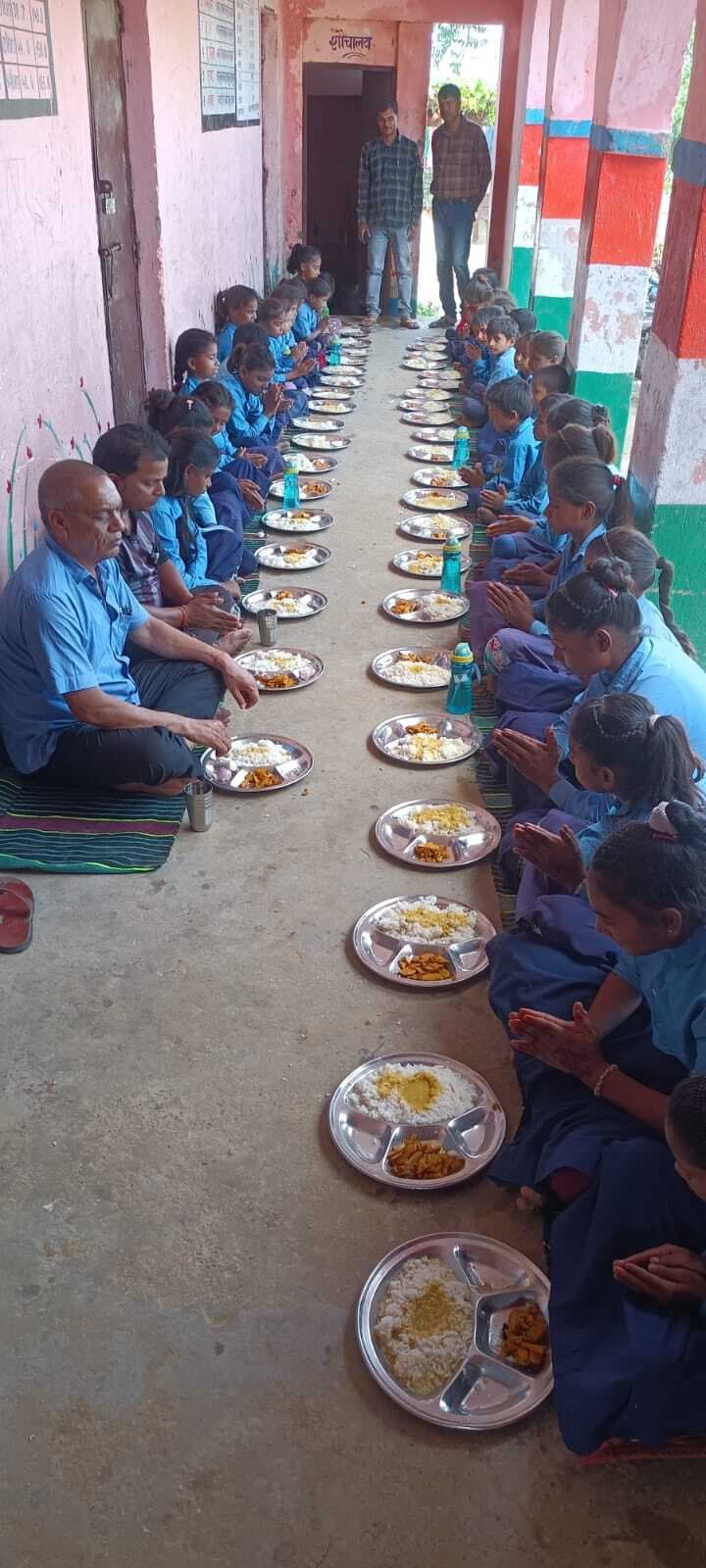 Motihari: बीइओ ने बच्चों के साथ चखा मध्याह्न भोजन