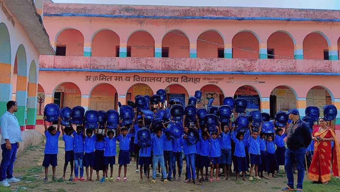 स्कूली बच्चों के बीच बैग का वितरण