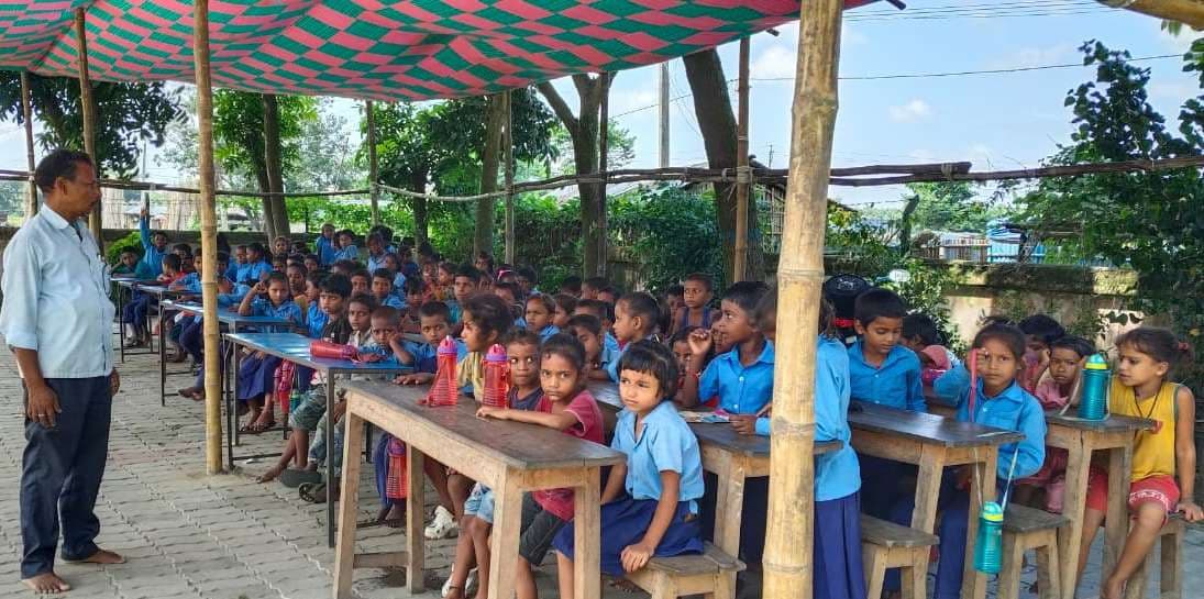 खुले आसमान के नीचे टेंट में पढ़ने को मजबूर हैं बच्चे