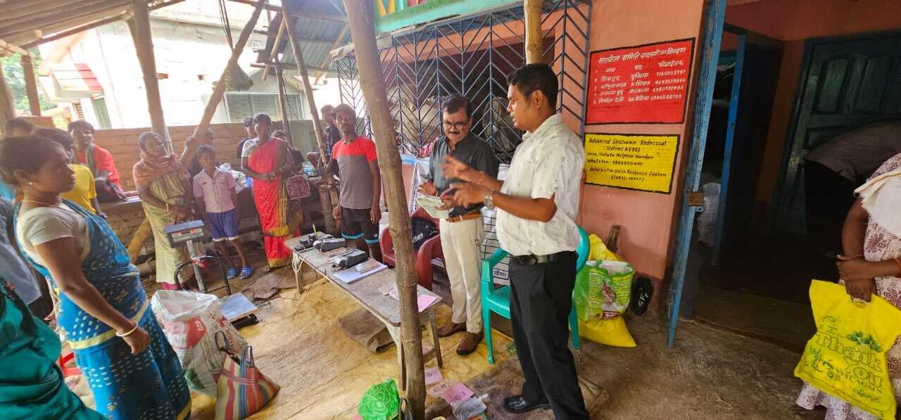 बीडीओ ने पीडीएस दुकानों का किया निरीक्षण