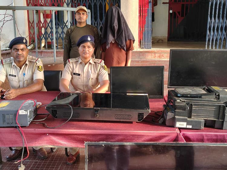 चानन के रेवटा विद्यालय से चोरी, पुलिस ने जमुई में धर दबोचा चोरों को